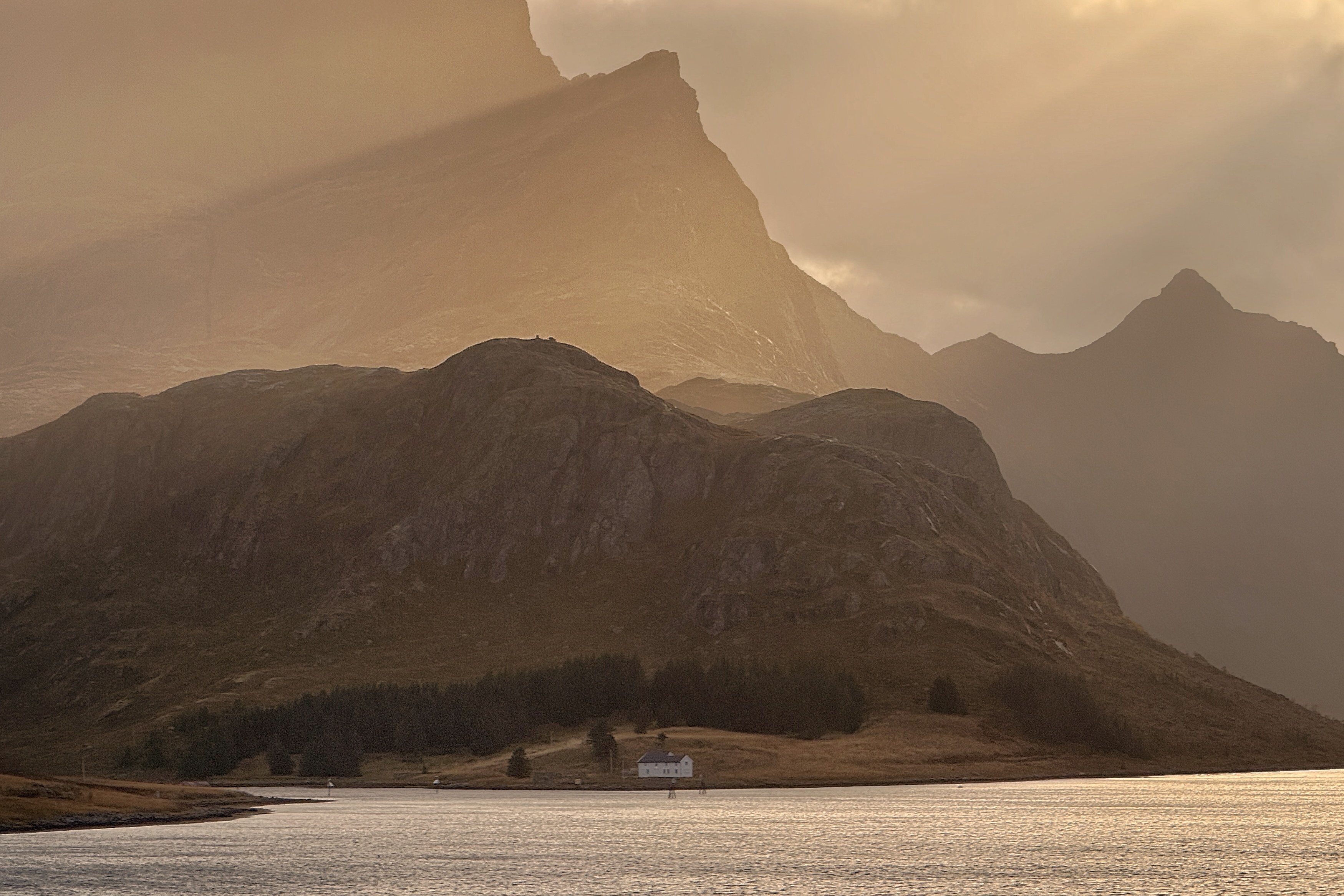Montagnes des Lofoten dans une lumière de tempête